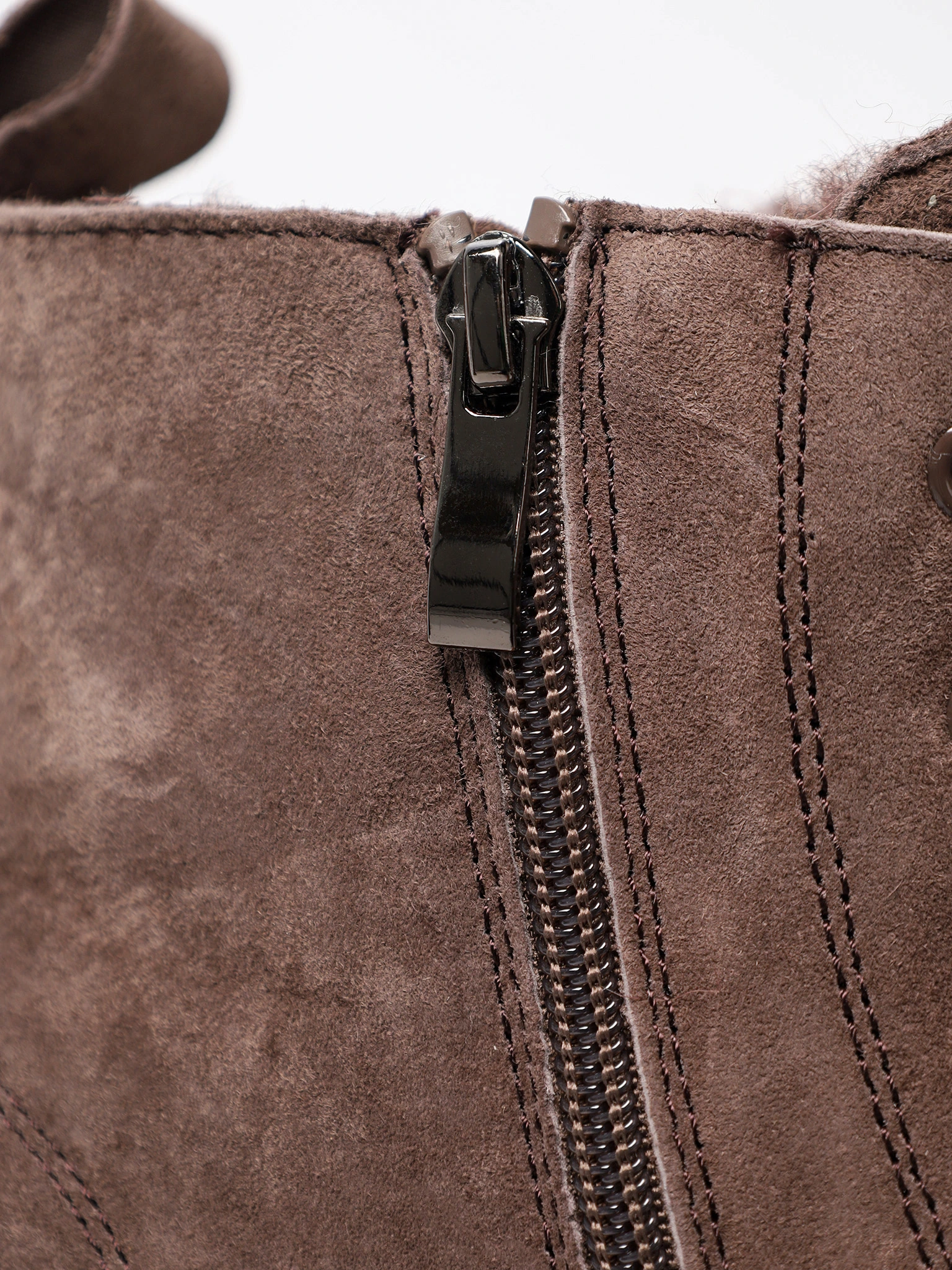 Ботинки коричневого цвета на средней платформе